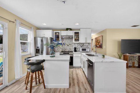 House in Riviera Beach, Florida 4 bedrooms, 120.12 sq.m. № 2261709 - photo 8