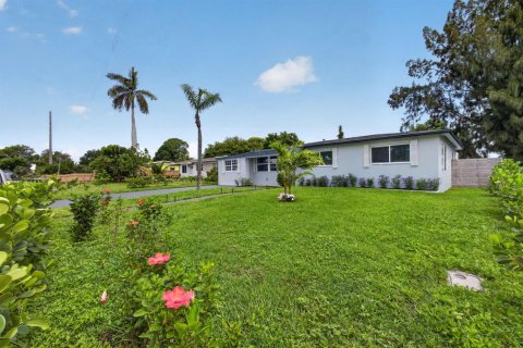 House in Riviera Beach, Florida 4 bedrooms, 120.12 sq.m. № 2261709 - photo 3