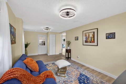 House in Riviera Beach, Florida 4 bedrooms, 120.12 sq.m. № 2261709 - photo 18