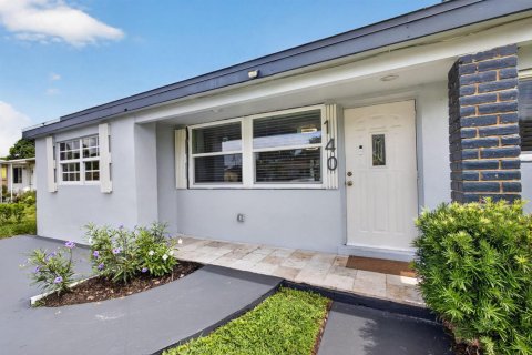 House in Riviera Beach, Florida 4 bedrooms, 120.12 sq.m. № 2261709 - photo 2