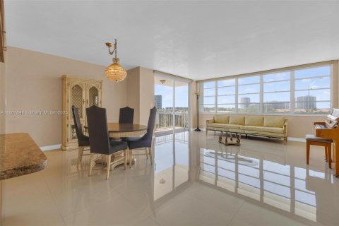 Condominio en venta en Hallandale Beach, Florida, 2 dormitorios, 109.62 m2 № 1749105 - foto 5