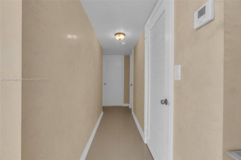 Condominio en venta en Hallandale Beach, Florida, 2 dormitorios, 109.62 m2 № 1749105 - foto 14