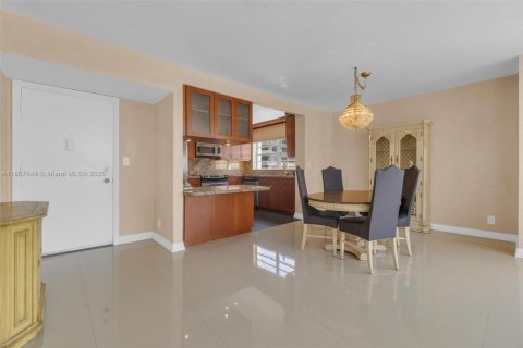 Condominio en venta en Hallandale Beach, Florida, 2 dormitorios, 109.62 m2 № 1749105 - foto 6