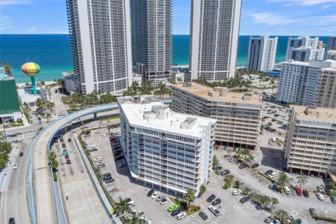 Condominio en venta en Hallandale Beach, Florida, 2 dormitorios, 109.62 m2 № 1749105 - foto 1