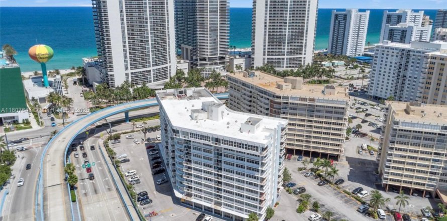 Condominio en Hallandale Beach, Florida, 2 dormitorios  № 1749105