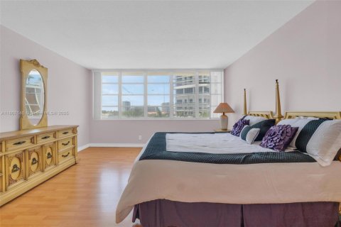 Condominio en venta en Hallandale Beach, Florida, 2 dormitorios, 109.62 m2 № 1749105 - foto 17