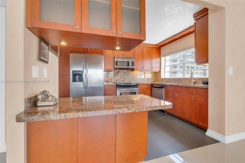 Condominio en venta en Hallandale Beach, Florida, 2 dormitorios, 109.62 m2 № 1749105 - foto 9