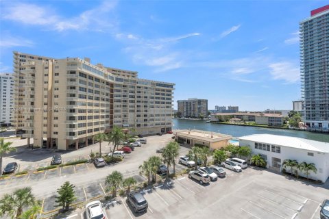 Condominio en venta en Hallandale Beach, Florida, 2 dormitorios, 109.62 m2 № 1749105 - foto 27