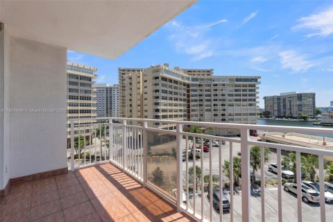 Condominio en venta en Hallandale Beach, Florida, 2 dormitorios, 109.62 m2 № 1749105 - foto 26