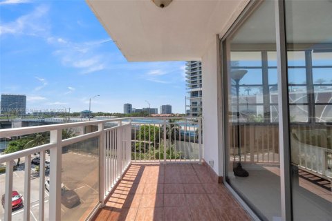 Condominio en venta en Hallandale Beach, Florida, 2 dormitorios, 109.62 m2 № 1749105 - foto 25