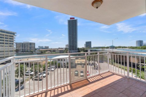 Condominio en venta en Hallandale Beach, Florida, 2 dormitorios, 109.62 m2 № 1749105 - foto 2