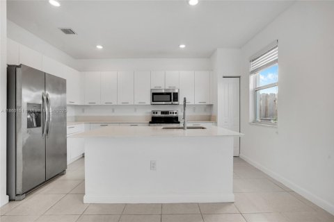 Adosado en alquiler en Miami, Florida, 3 dormitorios, 169.73 m2 № 2016570 - foto 8