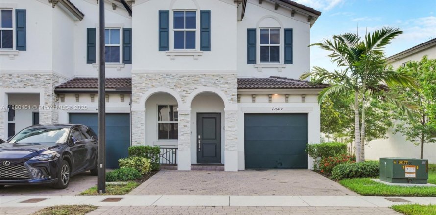 Adosado en Miami, Florida 3 dormitorios, 169.73 m2 № 2016570