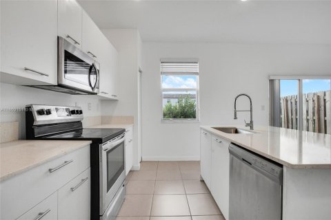 Adosado en alquiler en Miami, Florida, 3 dormitorios, 169.73 m2 № 2016570 - foto 9