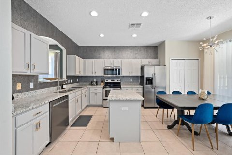 Casa en venta en Kissimmee, Florida, 7 dormitorios, 270.72 m2 № 1908024 - foto 11