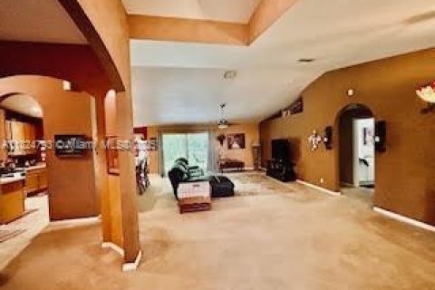 House in Port St. Lucie, Florida 3 bedrooms, 168.9 sq.m. № 1794584 - photo 12