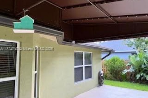 House in Port St. Lucie, Florida 3 bedrooms, 168.9 sq.m. № 1794584 - photo 24
