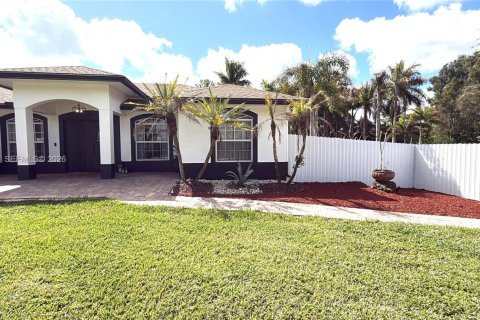 House in Loxahatchee Groves, Florida 3 bedrooms, 137.4 sq.m. № 2036246 - photo 2