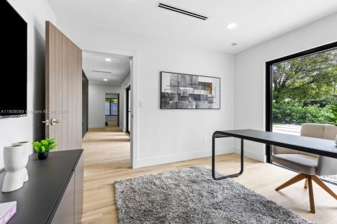 Casa en venta en Miami, Florida, 5 dormitorios № 1967114 - foto 11