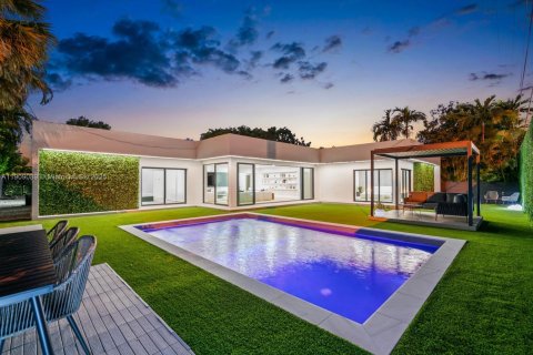 Casa en venta en Miami, Florida, 5 dormitorios № 1967114 - foto 2