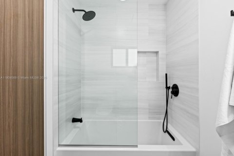 Casa en venta en Miami, Florida, 5 dormitorios № 1967114 - foto 17