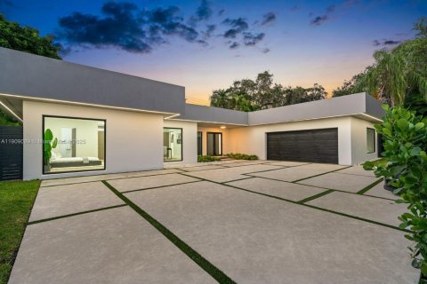 Casa en venta en Miami, Florida, 5 dormitorios № 1967114 - foto 1