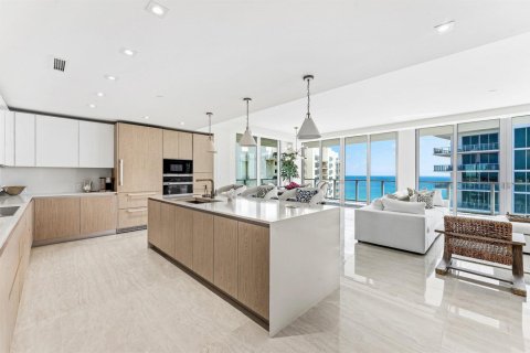 Condo in Riviera Beach, Florida, 2 bedrooms  № 2158351 - photo 1