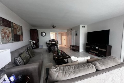 Condo in Miami, Florida, 2 bedrooms  № 1860086 - photo 4
