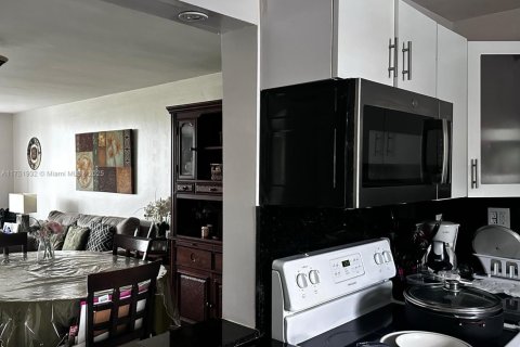 Condo in Miami, Florida, 2 bedrooms  № 1860086 - photo 13