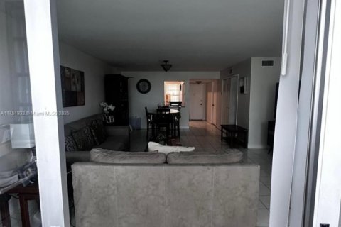 Condo in Miami, Florida, 2 bedrooms  № 1860086 - photo 10