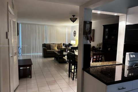 Condo in Miami, Florida, 2 bedrooms  № 1860086 - photo 14
