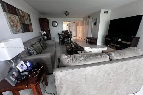 Condo in Miami, Florida, 2 bedrooms  № 1860086 - photo 6