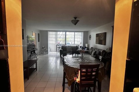 Condo in Miami, Florida, 2 bedrooms  № 1860086 - photo 9