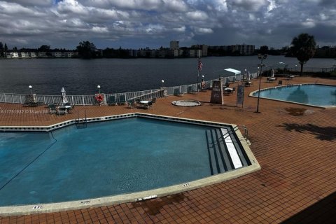 Condo in Miami, Florida, 2 bedrooms  № 1860086 - photo 3