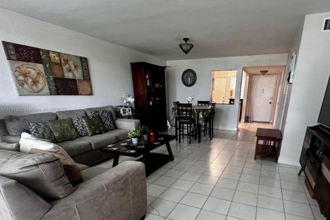 Condo in Miami, Florida, 2 bedrooms  № 1860086 - photo 7