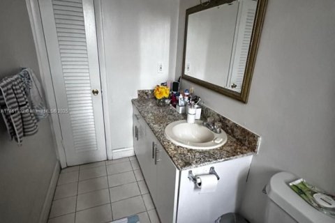Condo in Miami, Florida, 2 bedrooms  № 1860086 - photo 19