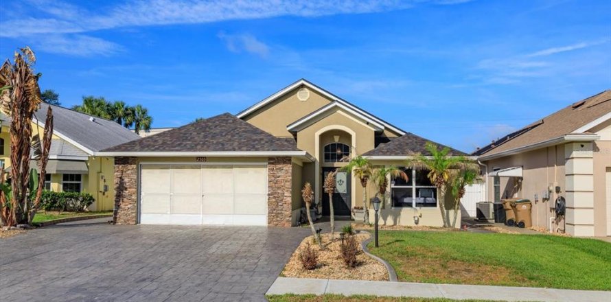 House in Clermont, Florida 3 bedrooms, 171.22 sq.m. № 2091606