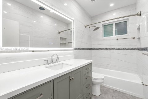 Casa en venta en Miami, Florida, 4 dormitorios, 219.71 m2 № 2382723 - foto 13