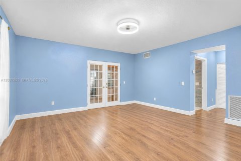 Casa en venta en Miami, Florida, 4 dormitorios, 219.71 m2 № 2382723 - foto 16