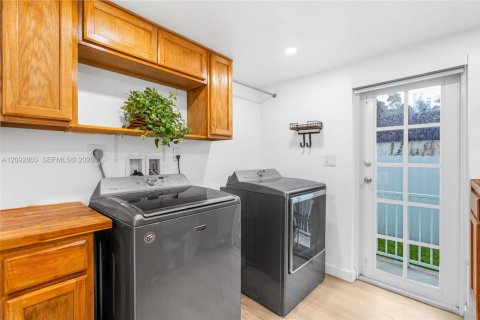 Casa en venta en Miami, Florida, 4 dormitorios, 219.71 m2 № 2382723 - foto 24