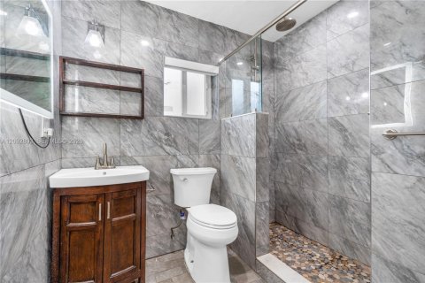 Casa en venta en Miami, Florida, 4 dormitorios, 219.71 m2 № 2382723 - foto 23
