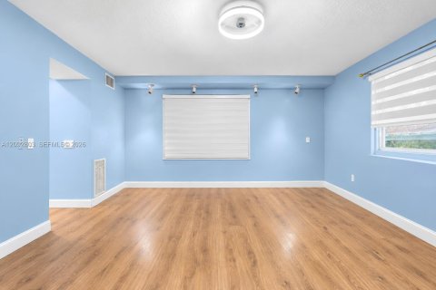 Casa en venta en Miami, Florida, 4 dormitorios, 219.71 m2 № 2382723 - foto 15