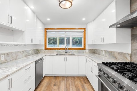 Casa en venta en Miami, Florida, 4 dormitorios, 219.71 m2 № 2382723 - foto 10