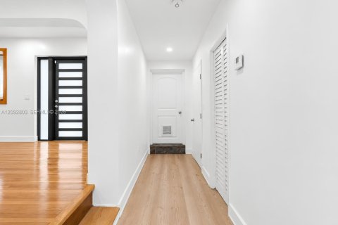 Casa en venta en Miami, Florida, 4 dormitorios, 219.71 m2 № 2382723 - foto 21