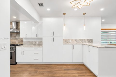 Casa en venta en Miami, Florida, 4 dormitorios, 219.71 m2 № 2382723 - foto 9