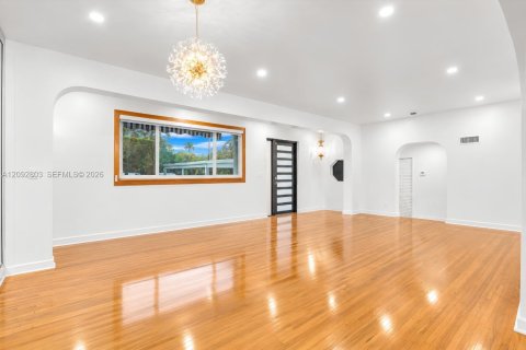 Casa en venta en Miami, Florida, 4 dormitorios, 219.71 m2 № 2382723 - foto 4