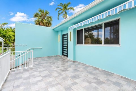 Casa en venta en Miami, Florida, 4 dormitorios, 219.71 m2 № 2382723 - foto 3