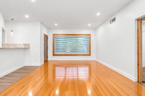 Casa en venta en Miami, Florida, 4 dormitorios, 219.71 m2 № 2382723 - foto 7