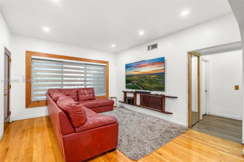 Casa en venta en Miami, Florida, 4 dormitorios, 219.71 m2 № 2382723 - foto 8