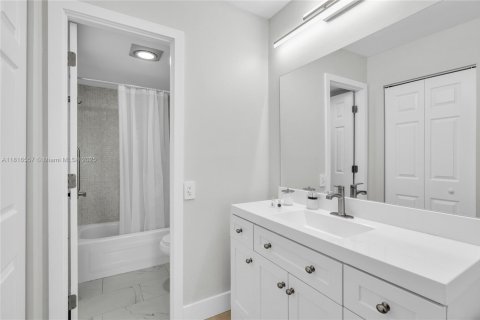 Condo in Tamarac, Florida, 2 bedrooms  № 1770425 - photo 25